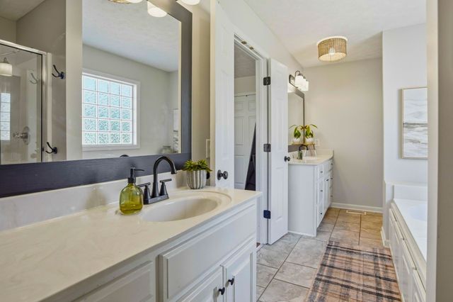 1011 Adam Ct, Cottontown, TN 37048