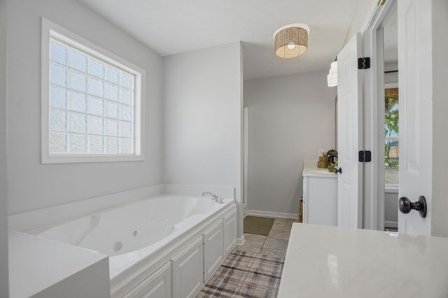 1011 Adam Ct, Cottontown, TN 37048