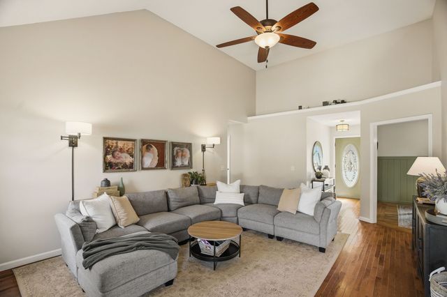 1011 Adam Ct, Cottontown, TN 37048