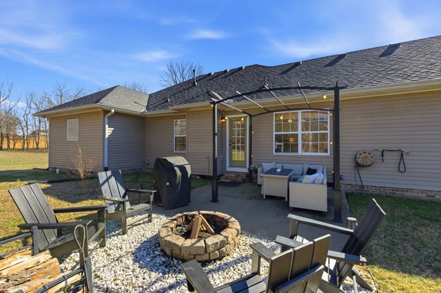 1011 Adam Ct, Cottontown, TN 37048