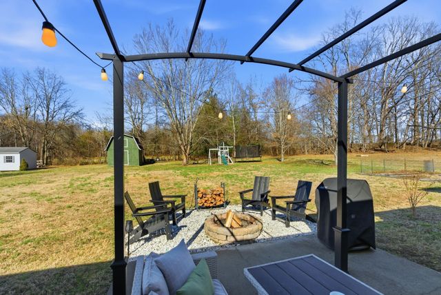 1011 Adam Ct, Cottontown, TN 37048