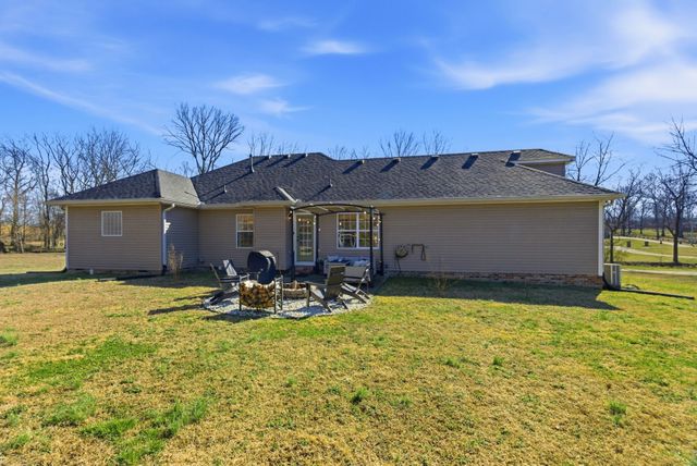 1011 Adam Ct, Cottontown, TN 37048