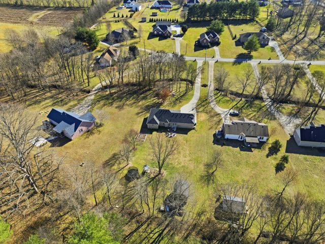 1011 Adam Ct, Cottontown, TN 37048