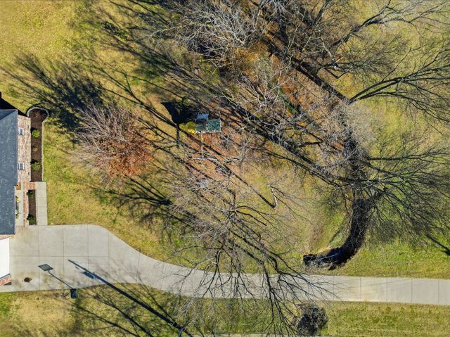 1011 Adam Ct, Cottontown, TN 37048