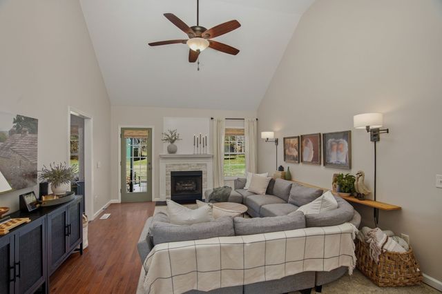 1011 Adam Ct, Cottontown, TN 37048