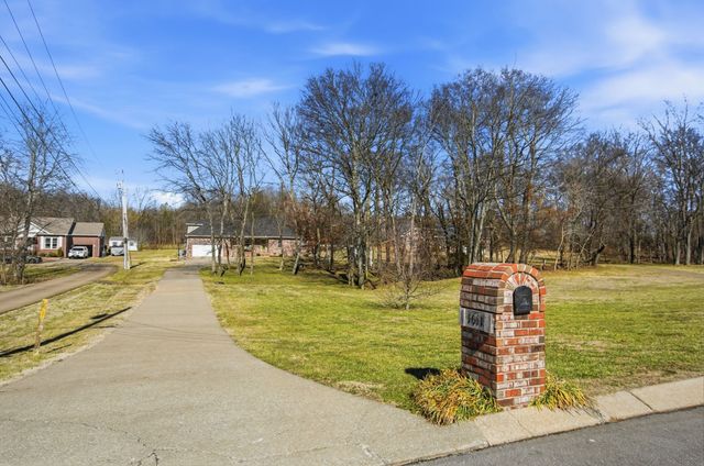 1011 Adam Ct, Cottontown, TN 37048