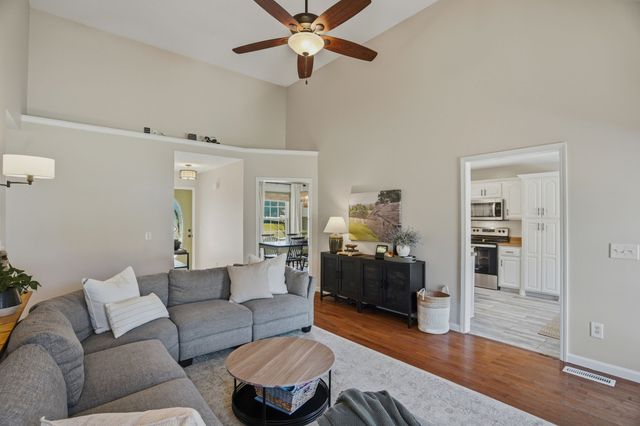 1011 Adam Ct, Cottontown, TN 37048