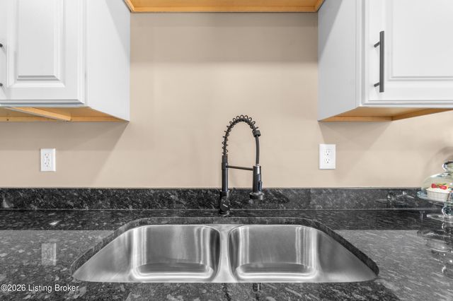 113 Colonial Dr, Louisville, KY 40207