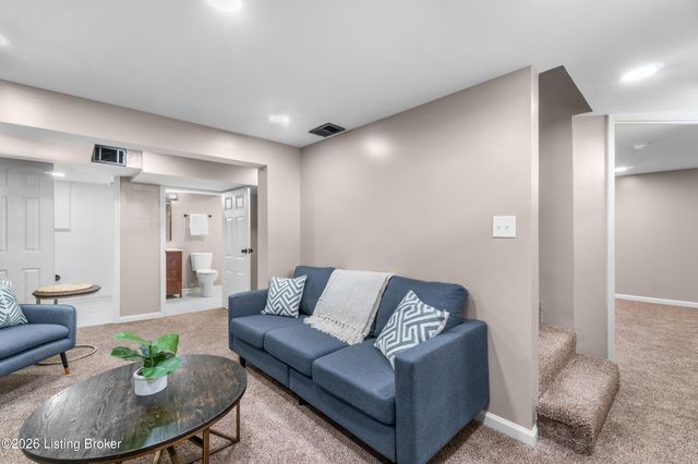 113 Colonial Dr, Louisville, KY 40207