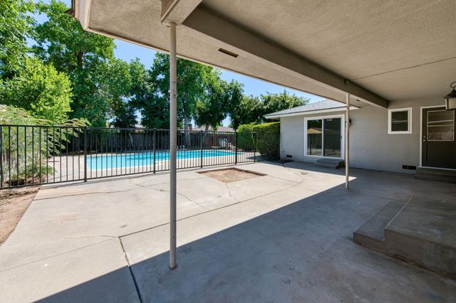 549 E Sample Avenue, Fresno, CA 93710