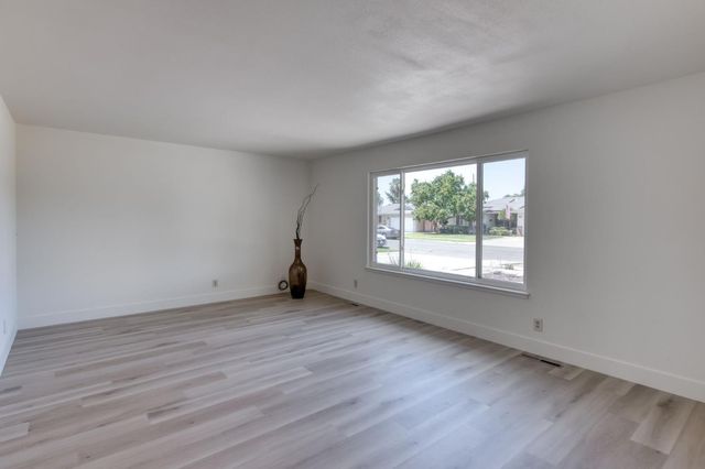549 E Sample Avenue, Fresno, CA 93710