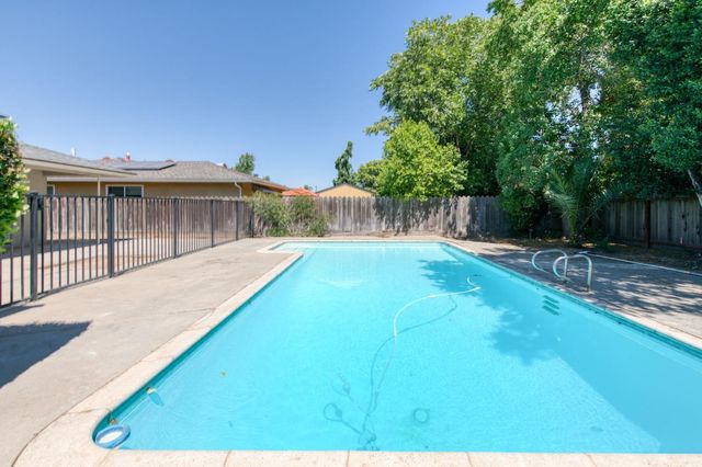 549 E Sample Avenue, Fresno, CA 93710