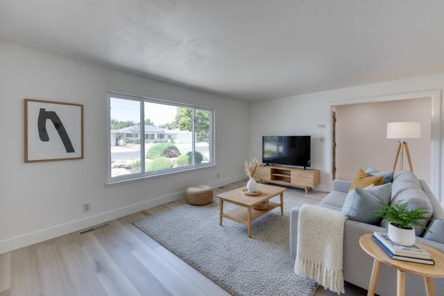 549 E Sample Avenue, Fresno, CA 93710