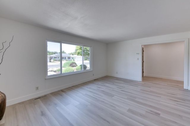 549 E Sample Avenue, Fresno, CA 93710