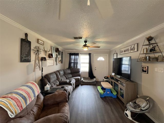 302 Sayle Street, Cumby, TX 75433