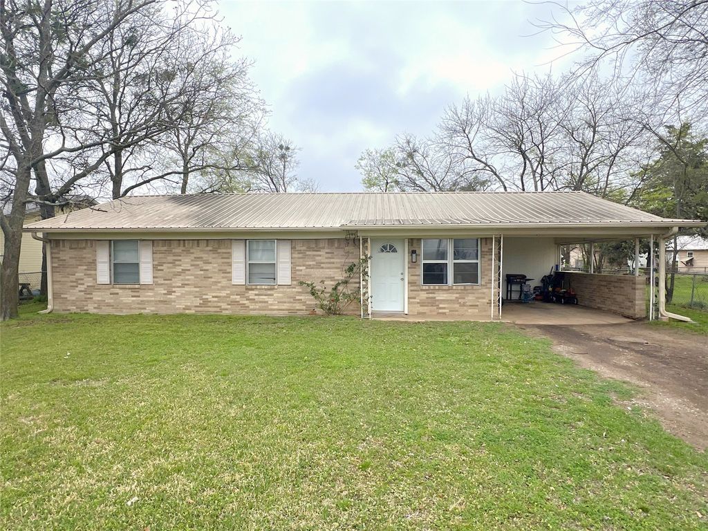 302 Sayle Street, Cumby, TX 75433