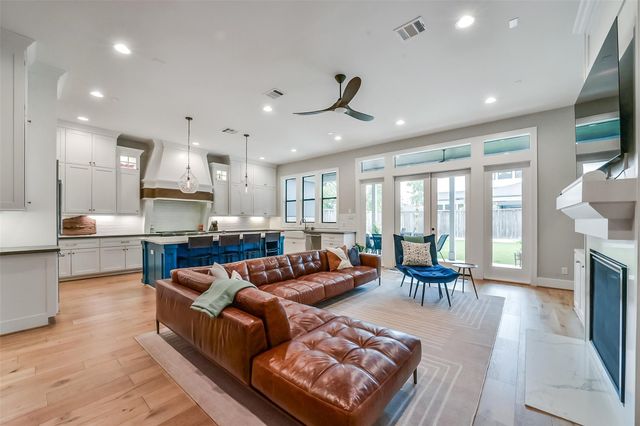 1216 Chantilly Lane, Houston, TX 77018