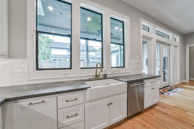 1216 Chantilly Lane, Houston, TX 77018