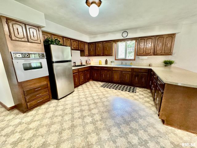 1305 LAWNDALE Avenue, Pekin, IL 61554