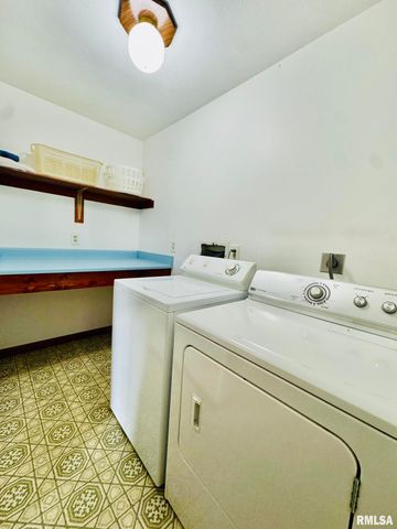1305 LAWNDALE Avenue, Pekin, IL 61554