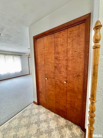 1305 LAWNDALE Avenue, Pekin, IL 61554