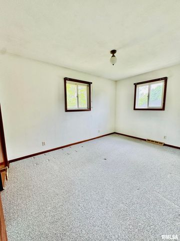 1305 LAWNDALE Avenue, Pekin, IL 61554