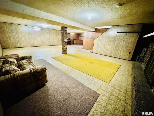 1305 LAWNDALE Avenue, Pekin, IL 61554