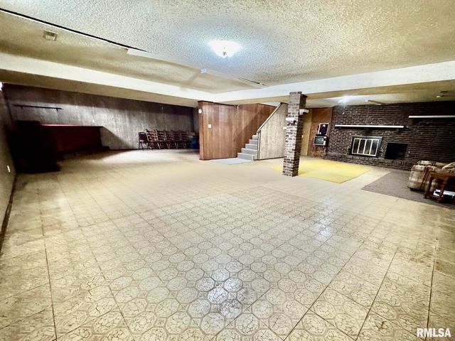 1305 LAWNDALE Avenue, Pekin, IL 61554