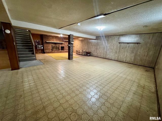 1305 LAWNDALE Avenue, Pekin, IL 61554