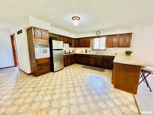 1305 LAWNDALE Avenue, Pekin, IL 61554