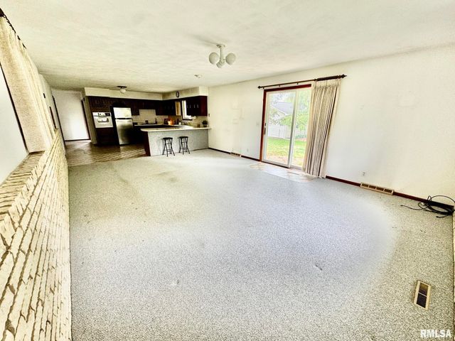 1305 LAWNDALE Avenue, Pekin, IL 61554