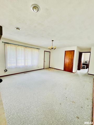1305 LAWNDALE Avenue, Pekin, IL 61554