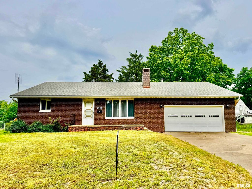 1305 LAWNDALE Avenue, Pekin, IL 61554