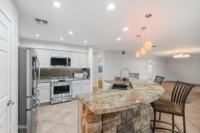 11032 N Divot Drive, Oro Valley, AZ 85737