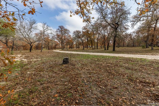 133 Country Oak Dr, La Vernia, TX 78121