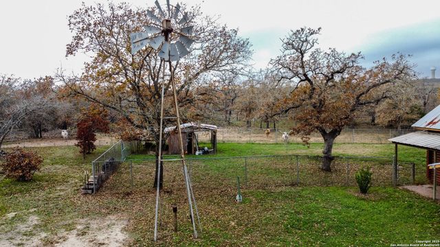 133 Country Oak Dr, La Vernia, TX 78121