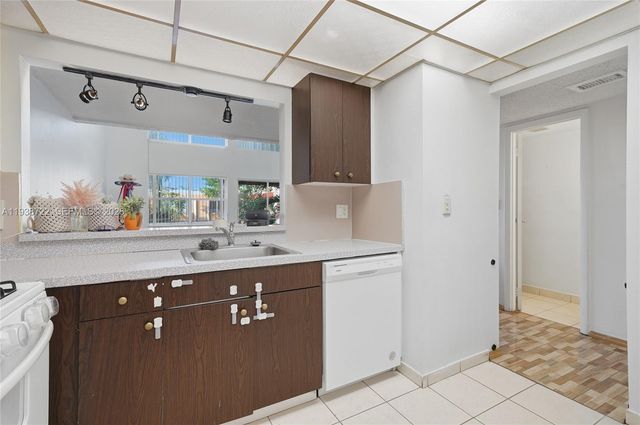 17911 NW 68th Ave P207, Hialeah, FL 33015