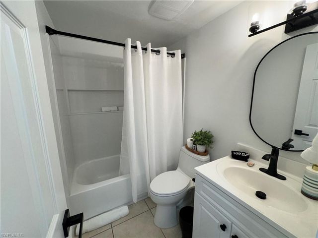 801 River Point DR 206A, Naples, FL 34102