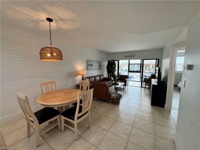 801 River Point DR 206A, Naples, FL 34102