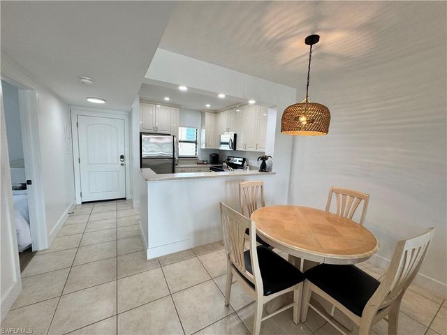 801 River Point DR 206A, Naples, FL 34102