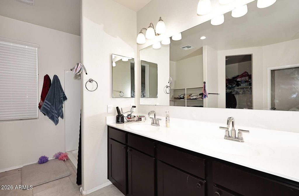 Image 19 of property listing at 18556 W BUCKSKIN Trail, Wittmann, AZ 85361