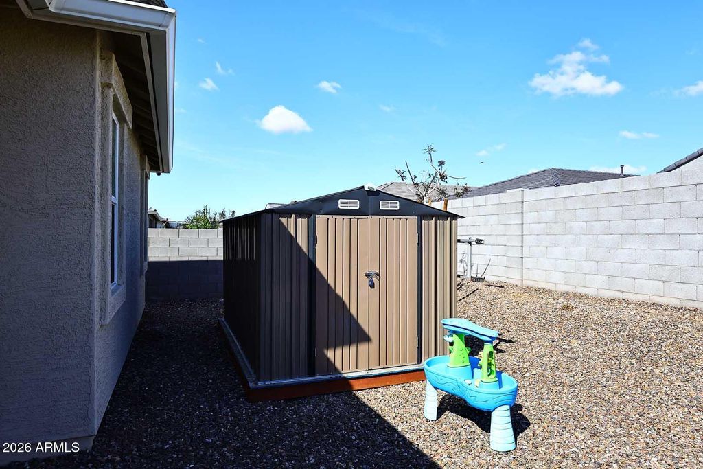 Image 32 of property listing at 18556 W BUCKSKIN Trail, Wittmann, AZ 85361