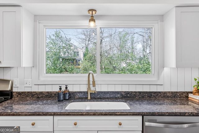 384 Lamplighter Lane SE, Marietta, GA 30067