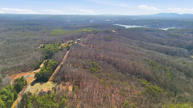409 Staunton River Landing, Gretna, VA 24557