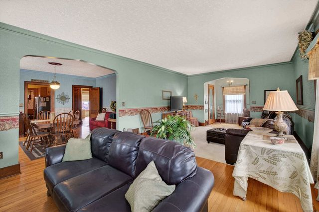 2633 Grand Avenue, Davenport, IA 52803
