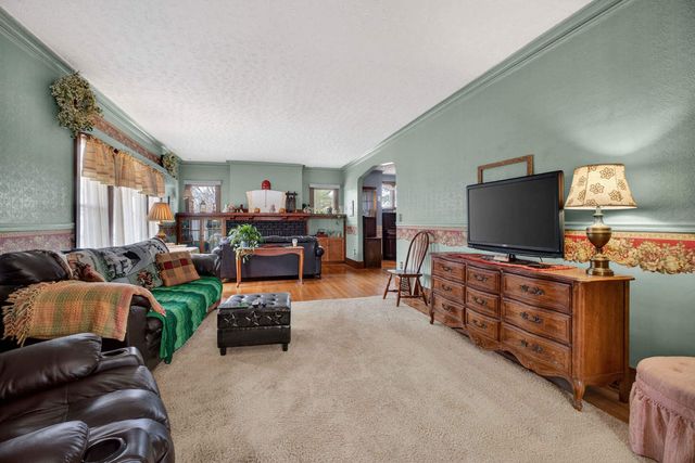 2633 Grand Avenue, Davenport, IA 52803