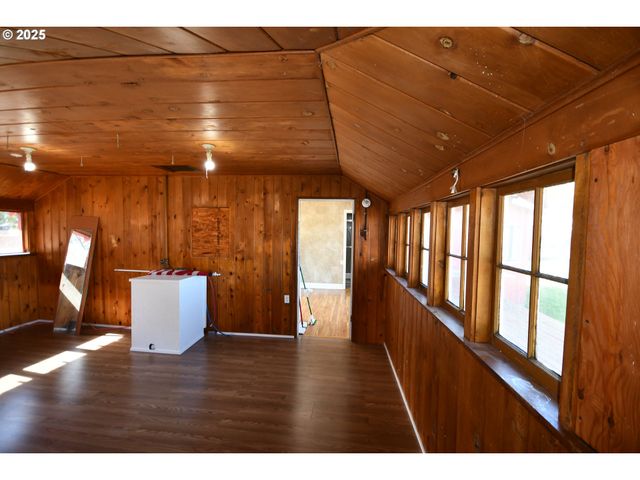 2829 W 9TH St, The Dalles, OR 97058