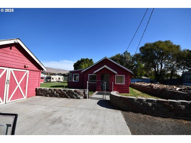 2829 W 9TH St, The Dalles, OR 97058
