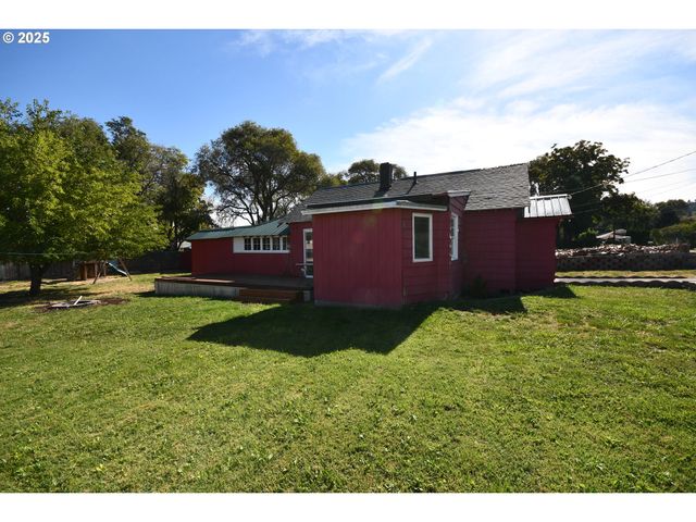 2829 W 9TH St, The Dalles, OR 97058