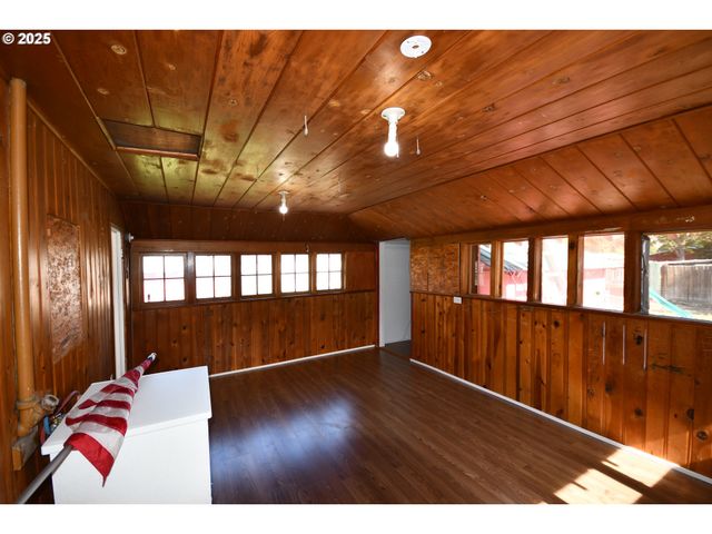 2829 W 9TH St, The Dalles, OR 97058